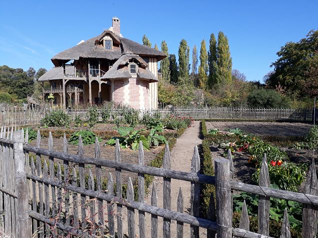   Prantsuse kuninganna Marie -Antoinette k�la Versaille lossi V�ikese Trianoni pargis. Okt. 2018