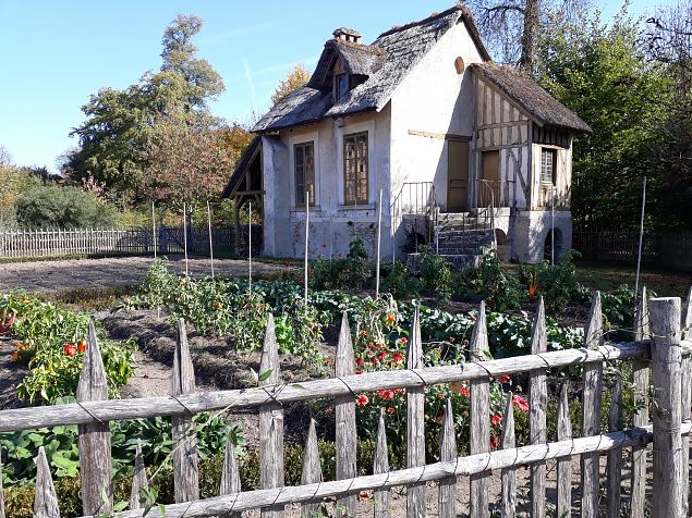   Prantsuse kuninganna Marie -Antoinette k�la Versaille lossi V�ikese Trianoni pargis. Okt. 2018