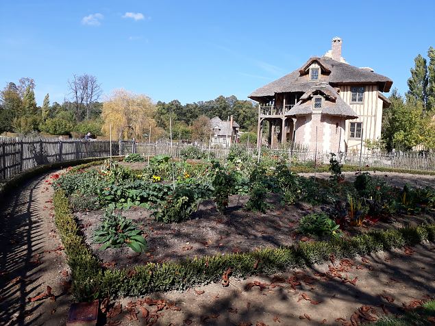   Prantsuse kuninganna Marie -Antoinette k�la Versaille lossi V�ikese Trianoni pargis. Okt. 2018