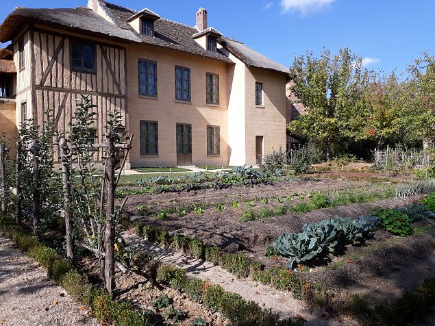   Prantsuse kuninganna Marie -Antoinette k�la Versaille lossi V�ikese Trianoni pargis. Okt. 2018