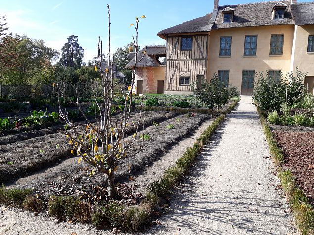   Prantsuse kuninganna Marie -Antoinette k�la Versaille lossi V�ikese Trianoni pargis. Okt. 2018