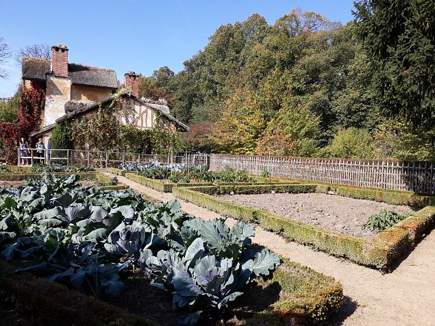   Prantsuse kuninganna Marie -Antoinette k�la Versaille lossi V�ikese Trianoni pargis. Okt. 2018