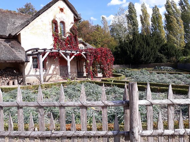   Prantsuse kuninganna Marie -Antoinette k�la Versaille lossi V�ikese Trianoni pargis. Okt. 2018